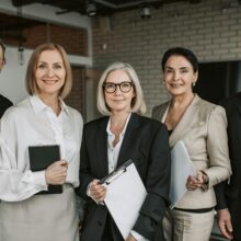GROUP PICTURE OF SENIOR BUSINESS PEOPLE