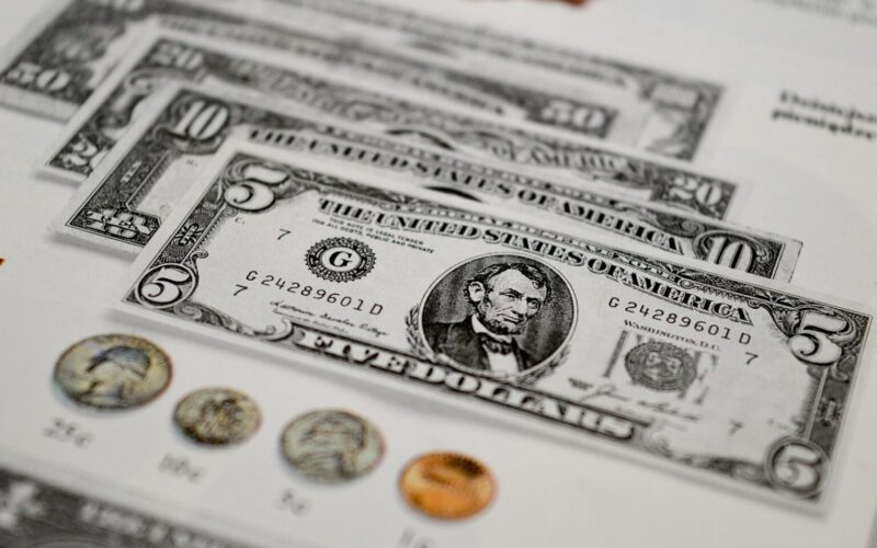 pic of five dollar bills